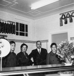 F0301 Familie Jansen in de slagerswinkel ca 1958